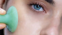 Massage visage aux pierres : la routine beauté 2025 DIY