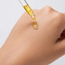 Application au compte-gouttes du Sérum Hydratation Jade Gemology sur le dos de la main, texture gel verte légère sans effet gras