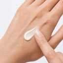 Application de la Crème Jeunesse Diamant de Gemology sur la main