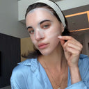 Découvrez comment poser et utiliser le Masque Gel Diamant Gemology en hydrogel coréen. Retirez le film protecteur, déposez les deux parties sur le visage nettoyé, appliquez le sérum restant sur le cou et le décolleté, laissez poser 20 minutes puis massez jusqu'à absorption complète.