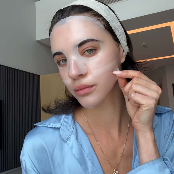 Découvrez comment poser et utiliser le Masque Gel Diamant Gemology en hydrogel coréen. Retirez le film protecteur, déposez les deux parties sur le visage nettoyé, appliquez le sérum restant sur le cou et le décolleté, laissez poser 20 minutes puis massez jusqu'à absorption complète.