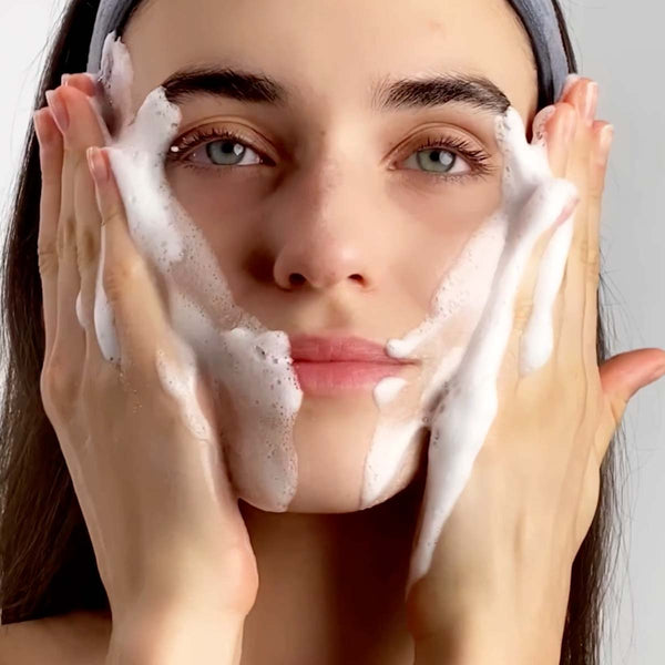 Application du nettoyant visage Mousse de Roche Gemology sur la peau pour nettoyer et purifier le visage en douceur